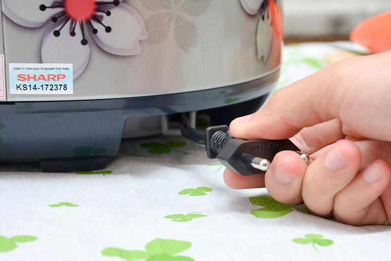 Dây điện có thể thu gọn vào thân nồi