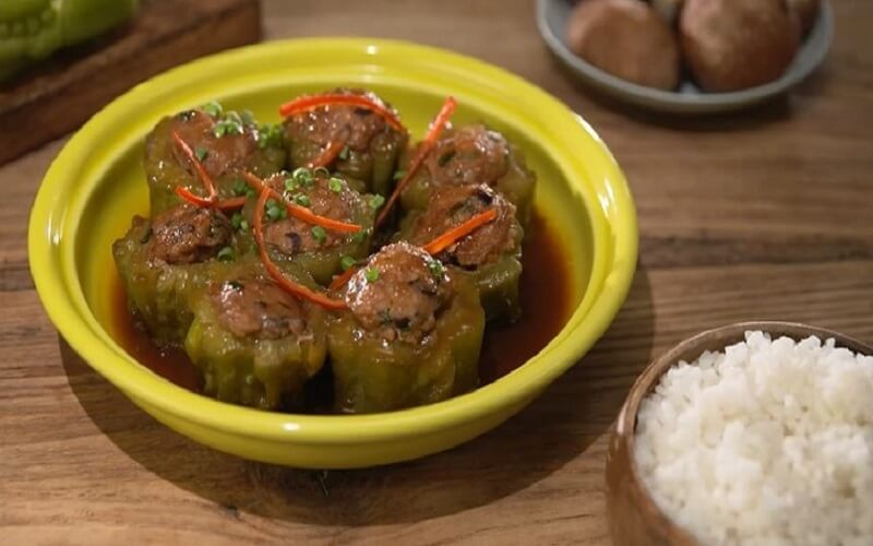 Món khổ qua nhồi nấm kho nước tương có màu sắc hấp dẫn, thơm ngon.