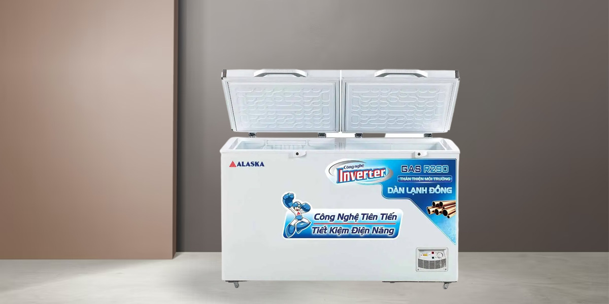 Có giỏ chứa bên trong tủ